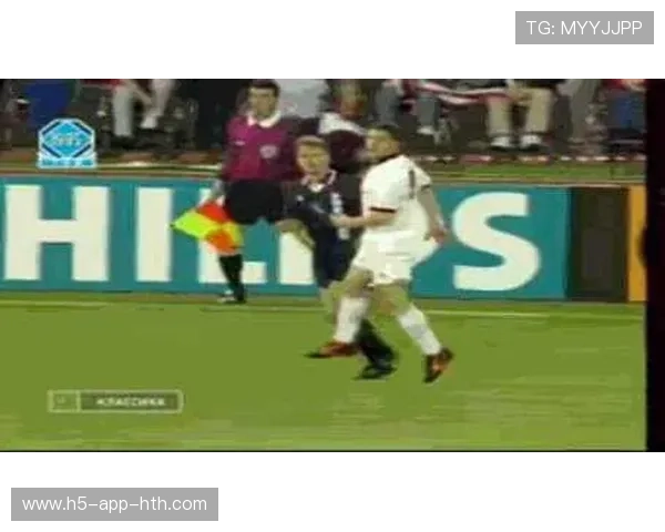 足球奇迹：弹地球飞入死角，守门员看呆的瞬间背后的故事