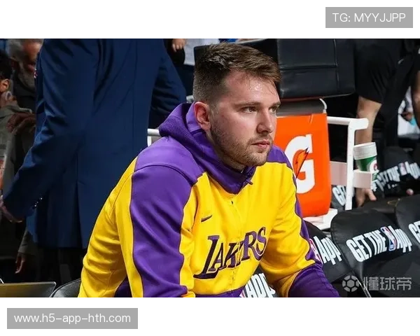 东契奇长距离三分再度命中，独行侠主场震动