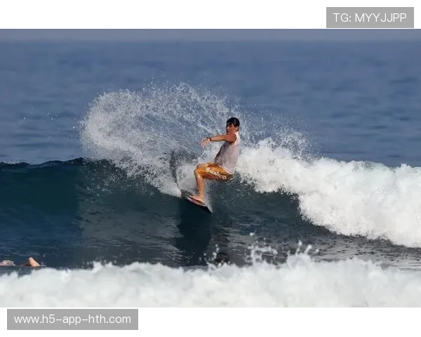 冲浪选手在台风浪中骑出惊世波段，镜头震撼全球