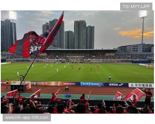 成都蓉城亚历斯祖上抢果断，抢断后立刻送穿透球