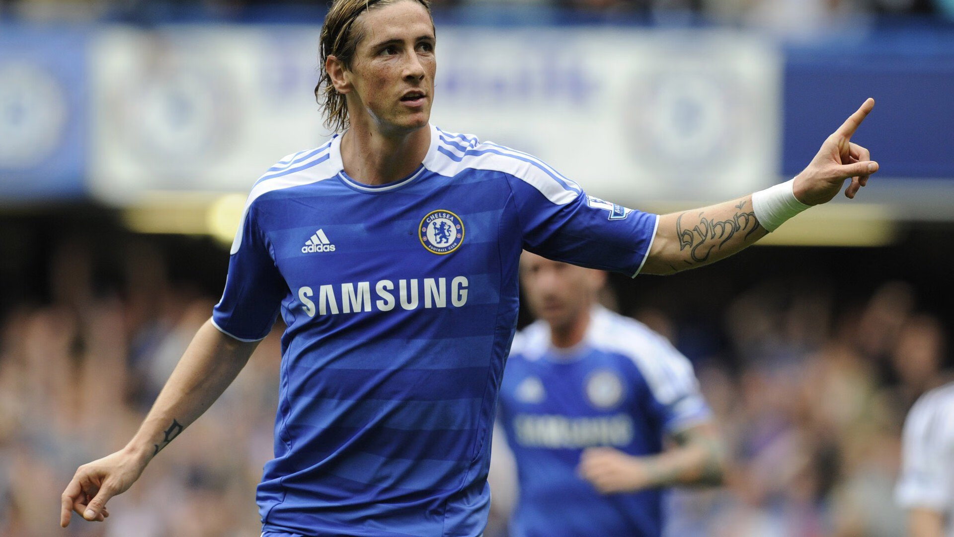 国际无人机编队对抗赛 高速穿越赛道考验操作极限