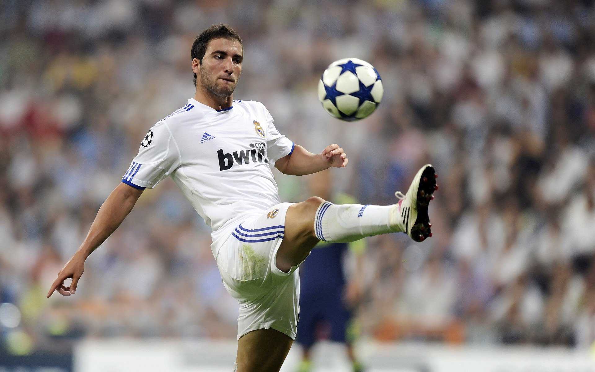 森林小径“黑泥骑”泥泞赛 选手与车辆都被泥点覆盖